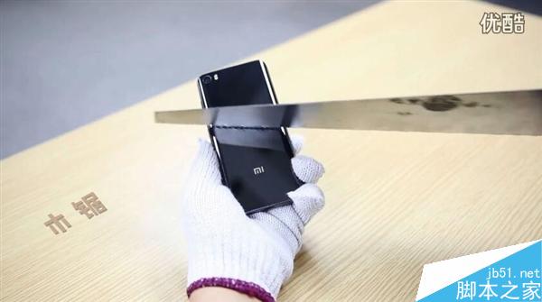 小米5陶瓷后壳有多硬?暴虐视频让人吃惊