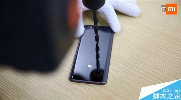 小米5陶瓷后壳有多硬?暴虐视频让人吃惊
