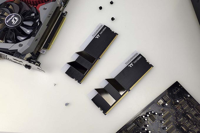 黑苹果也玩高频RGB内存条——曜越TT Toughram RGB 3600开箱简测