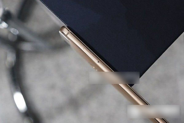 荣耀V8怎么装卡 荣耀V8手机SIM卡安装教程