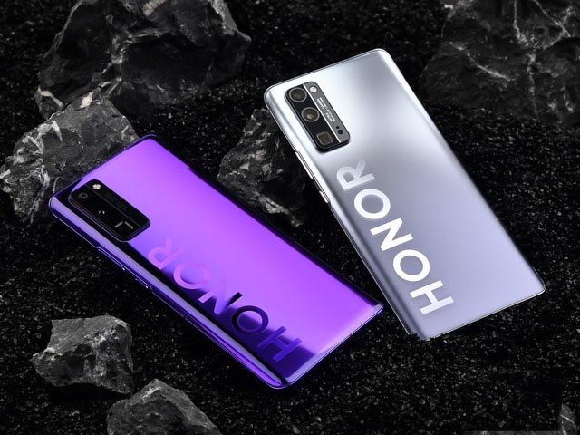荣耀30 Pro+绝配超级双快充 1小时即可充到100% 