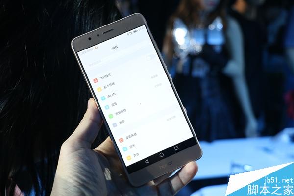 赞！华为荣耀新旗舰V8现场上手图赏：黑边超窄