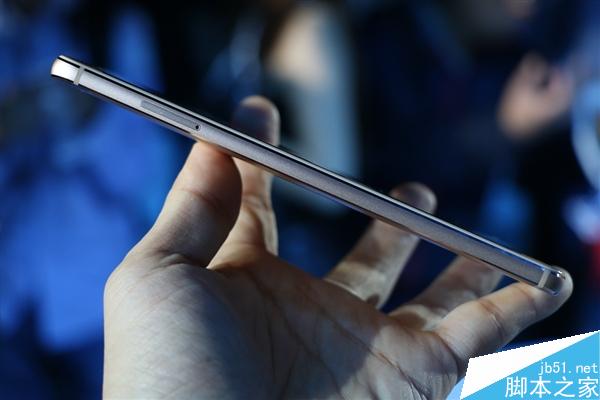 赞！华为荣耀新旗舰V8现场上手图赏：黑边超窄