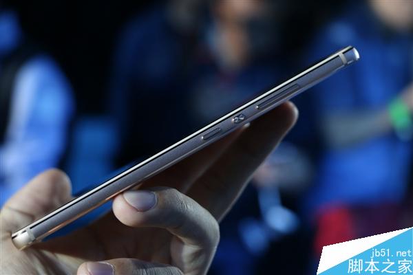 赞！华为荣耀新旗舰V8现场上手图赏：黑边超窄