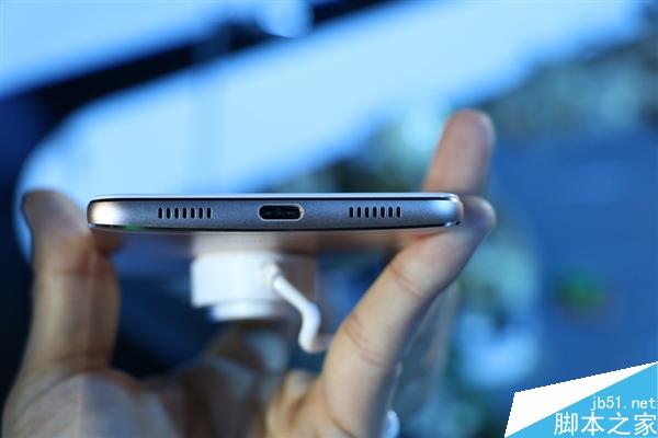 赞！华为荣耀新旗舰V8现场上手图赏：黑边超窄