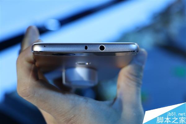 赞！华为荣耀新旗舰V8现场上手图赏：黑边超窄