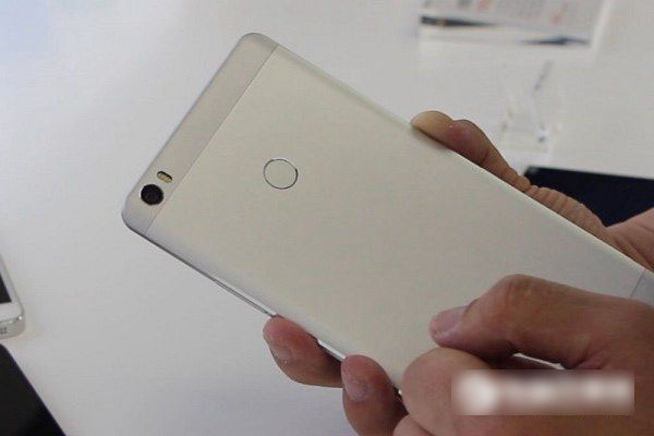 小米Max后盖怎么打开?小米Max拆卸后盖换电池教程