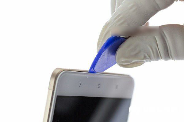 小米Max后盖怎么打开?小米Max拆卸后盖换电池教程