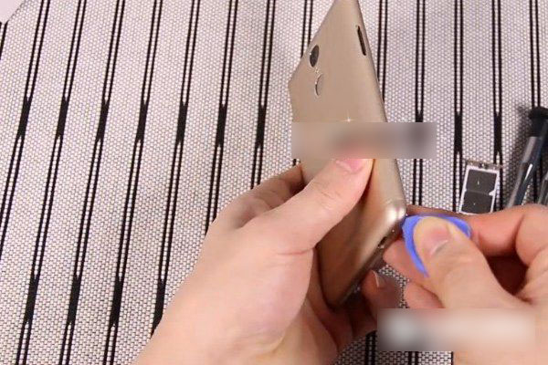 红米Note3后盖怎么打？详解红米Note3后盖打开方法