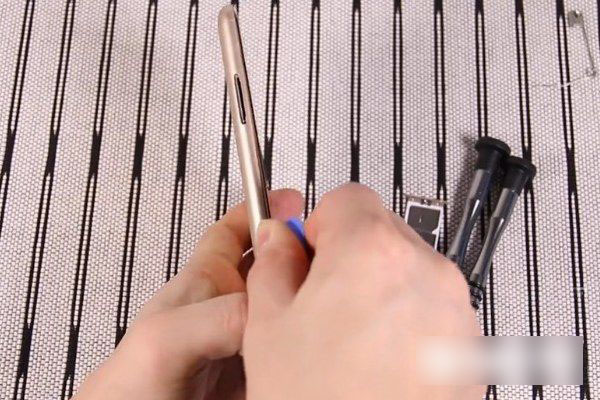 红米Note3后盖怎么打？详解红米Note3后盖打开方法