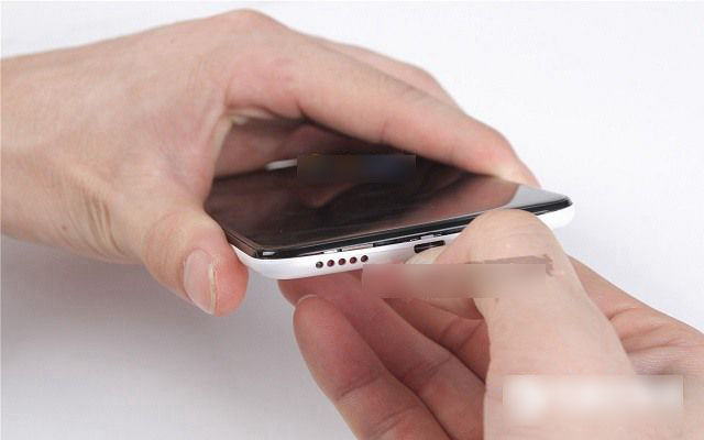 360手机N4后盖怎么打开 360手机N4后盖拆解换电池教程