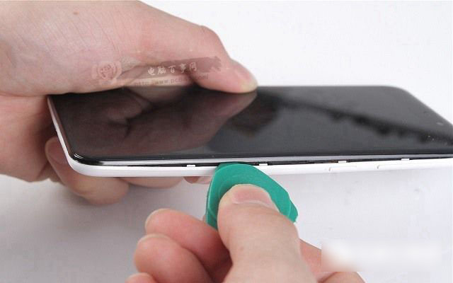 360手机N4后盖怎么打开 360手机N4后盖拆解换电池教程