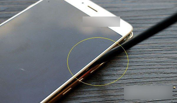 荣耀V8后盖怎么打开 荣耀V8后盖拆解与换电池教程