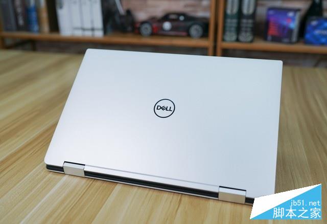戴尔XPS15 9575的外观设计保持了XPS系列一贯的水准和风格,质感十分强烈。
