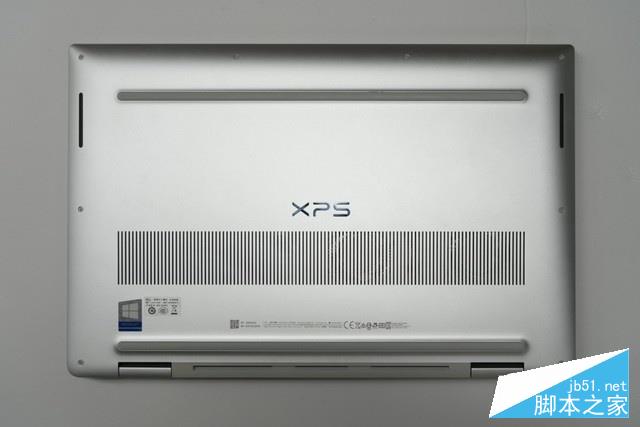那么这就是戴尔XPS15的机身D面了,我们可以看到机身的螺丝分布在四周,下面我们将螺丝拧下。