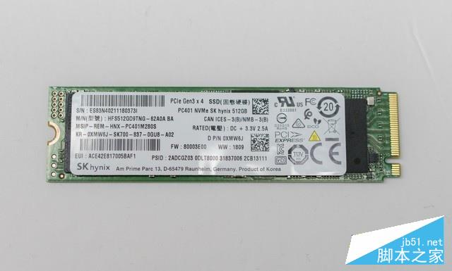 取下固态硬盘,可以看到这是一块512GB的PCI-E x4通道固态硬盘,采用海力士颗粒,在戴尔的笔记本产品中十分常见。