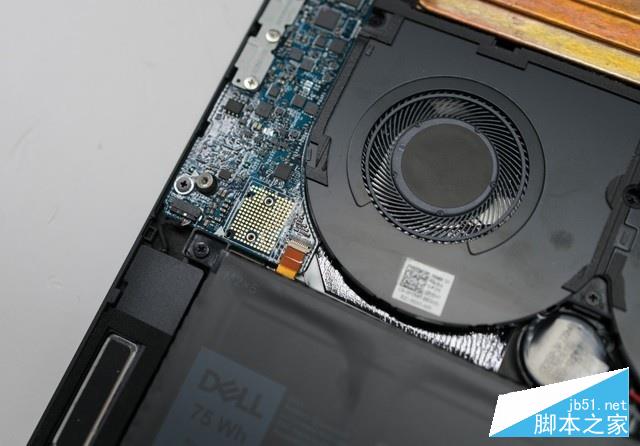 内部左侧的小块PCB板是通过一条拥有大量触点的排线与主板相连的,从这么多的触点就可以知道这块小PCB版也包含了大量功能。