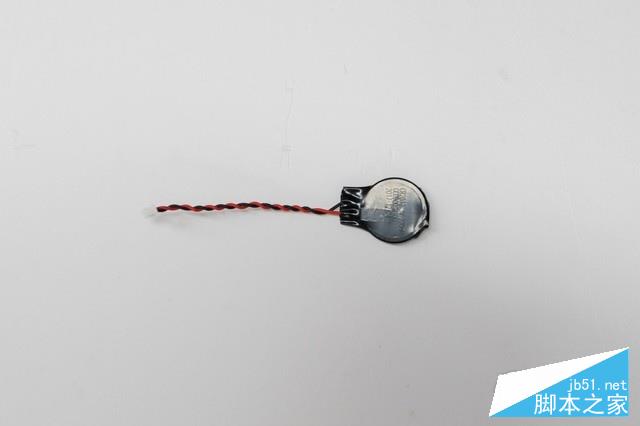 这是主板电池,拆下前面所述的排线后就可以将其取下了。