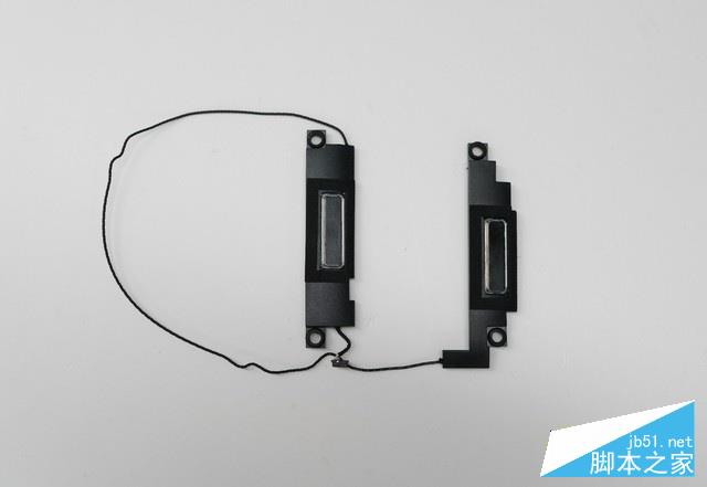 位于机身左右两侧的扬声器,腔体的体积并不小,实际的声音表现良好。