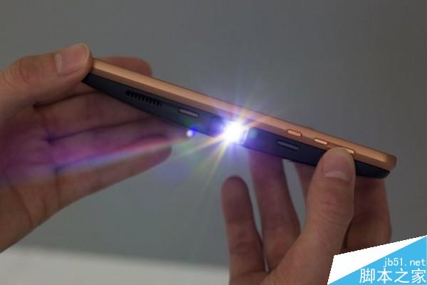 联想Moto Mods试玩 有趣的手机部件