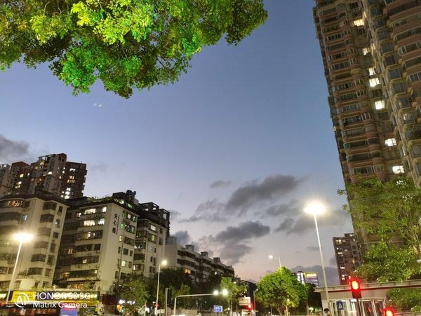 出色夜拍谁最行 荣耀30与iPhone 11 Pro Max夜景拍摄对比