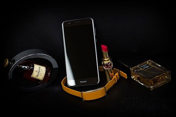 荣耀8幻夜黑好看吗？荣耀8幻夜黑图赏