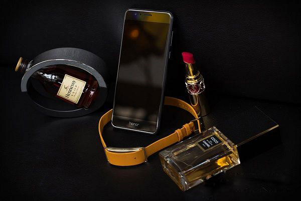 低调沉稳大气 荣耀8幻夜黑真机组图