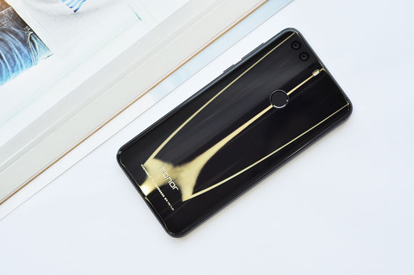 荣耀8幻夜黑好看吗？荣耀8幻夜黑图赏