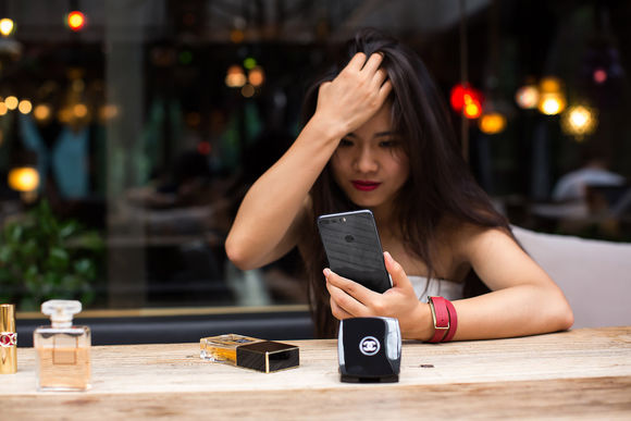 荣耀8幻夜黑好看吗？荣耀8幻夜黑图赏