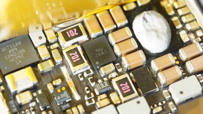 拆解报告:OPPO Ace2手机内置10W反向无线充电器