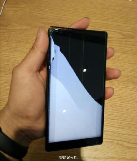 小米MIX摔了会怎样?陶瓷边框开裂!