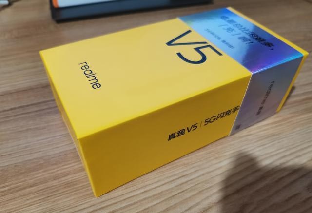 RealmeV5入手开箱:在众多笨重5G手机中,它是一股清流