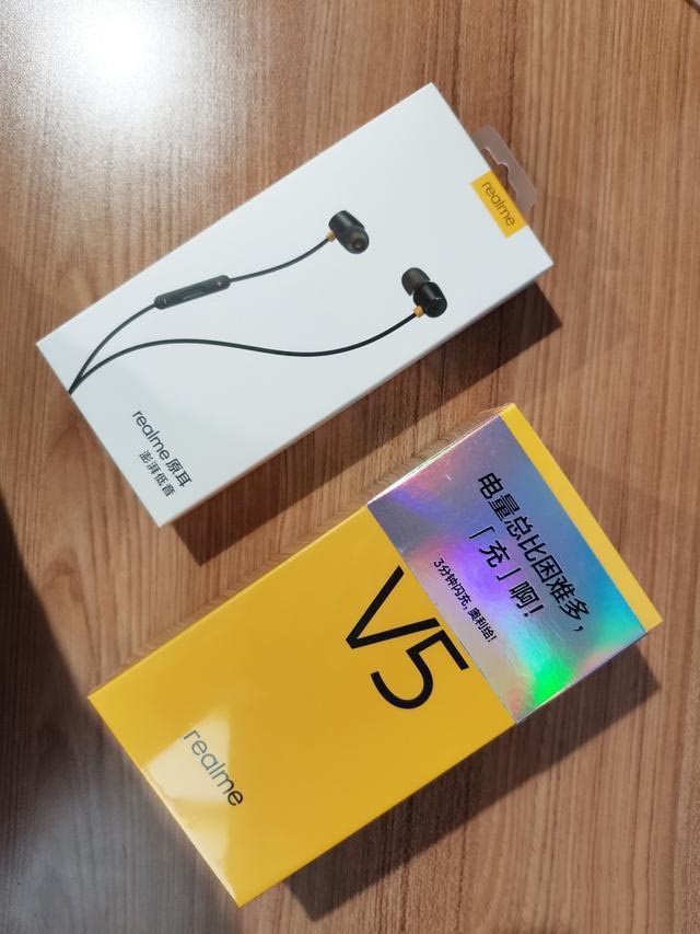 RealmeV5入手开箱:在众多笨重5G手机中,它是一股清流