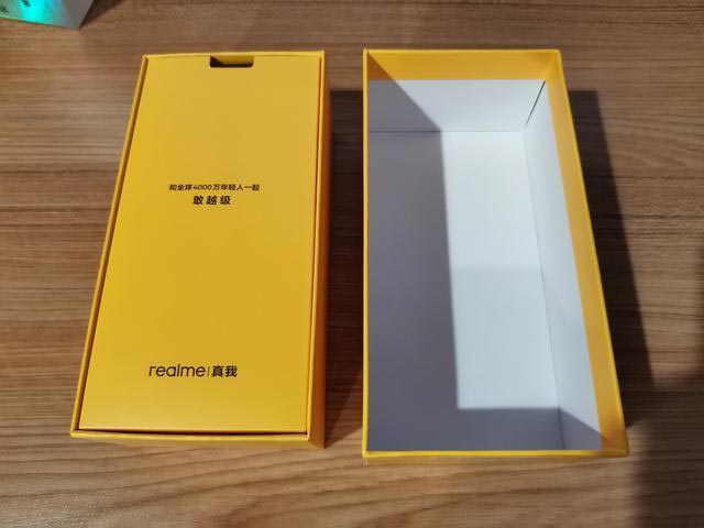 RealmeV5入手开箱:在众多笨重5G手机中,它是一股清流