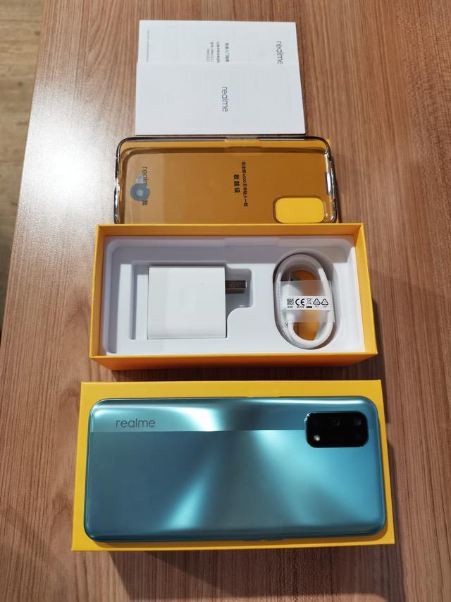 RealmeV5入手开箱:在众多笨重5G手机中,它是一股清流