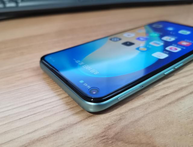 RealmeV5入手开箱:在众多笨重5G手机中,它是一股清流
