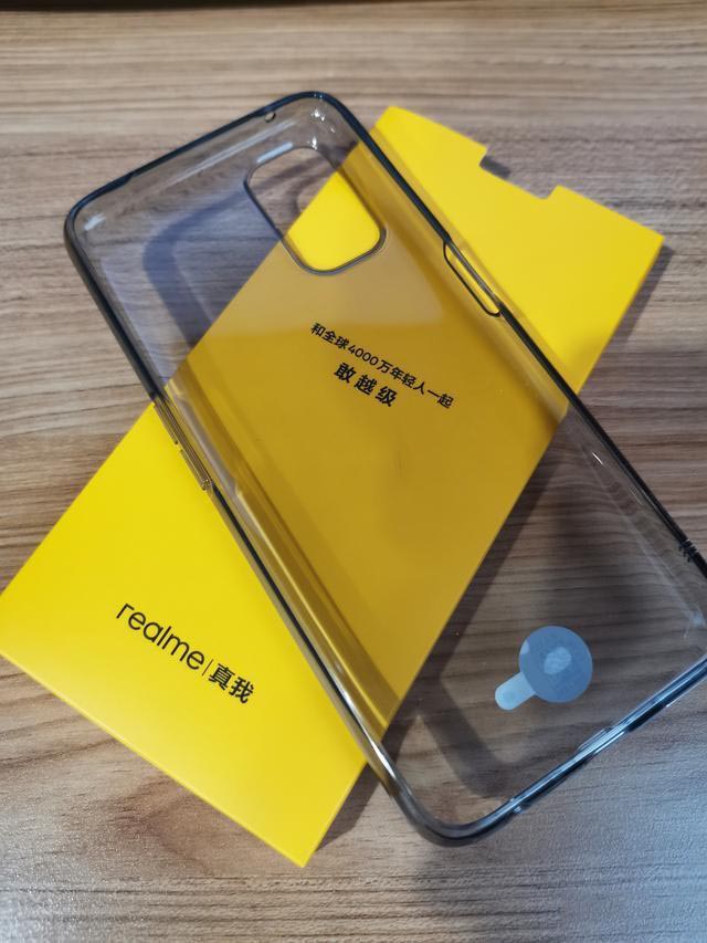 RealmeV5入手开箱:在众多笨重5G手机中,它是一股清流