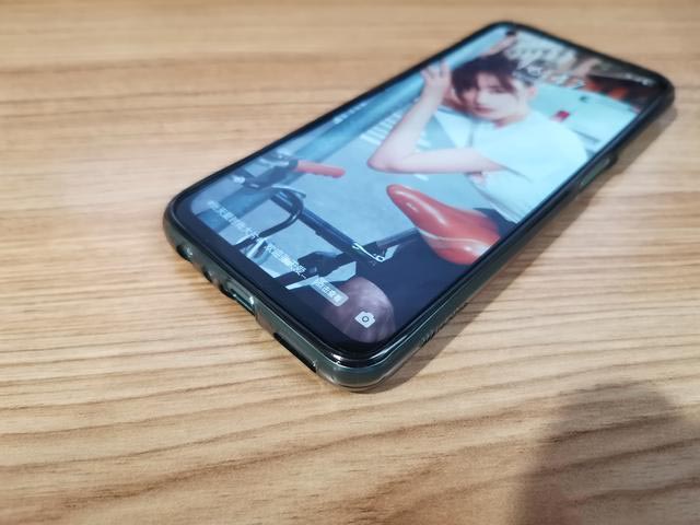 RealmeV5入手开箱:在众多笨重5G手机中,它是一股清流