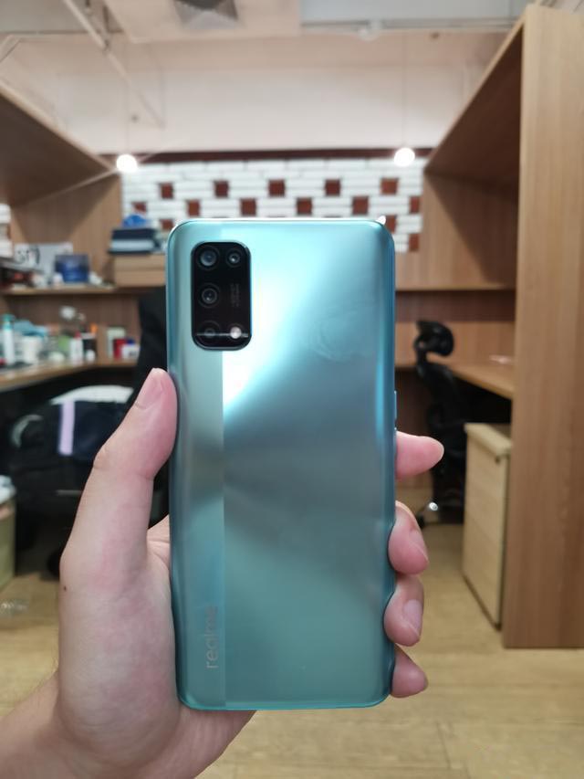 RealmeV5入手开箱:在众多笨重5G手机中,它是一股清流