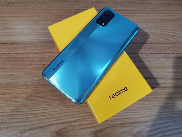 RealmeV5入手开箱:在众多笨重5G手机中,它是一股清流