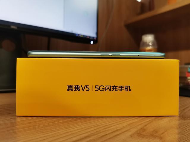 RealmeV5入手开箱:在众多笨重5G手机中,它是一股清流