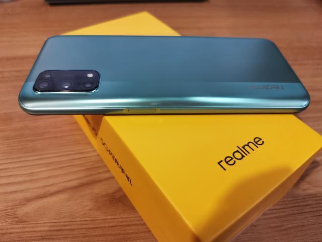 RealmeV5入手开箱:在众多笨重5G手机中,它是一股清流