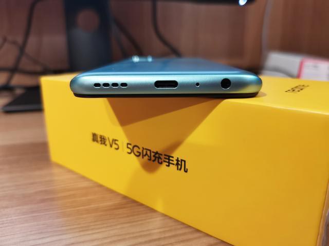 RealmeV5入手开箱:在众多笨重5G手机中,它是一股清流