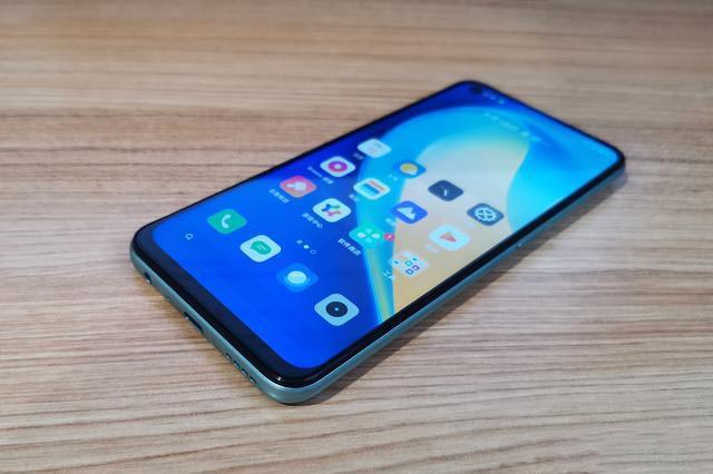 RealmeV5入手开箱:在众多笨重5G手机中,它是一股清流