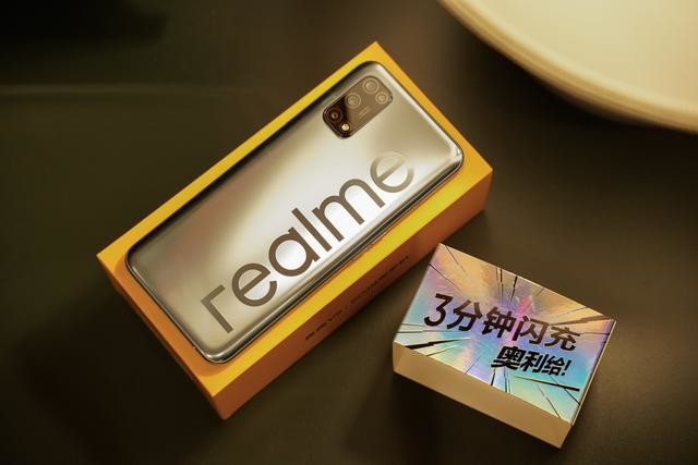 realme V5评测:潮美外观,最便宜的5G长续航手机