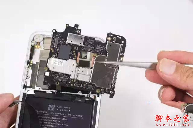 锤子M1拆解做工怎么样?锤子M1手机拆机全过程评测图解