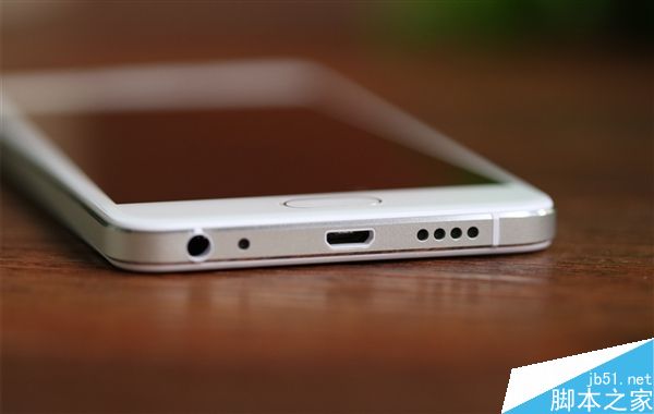 魅蓝U10开箱:999元/双2.5D玻璃