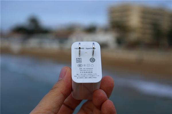 华为P10钻雕蓝版本开箱图赏：这颜色够靓！