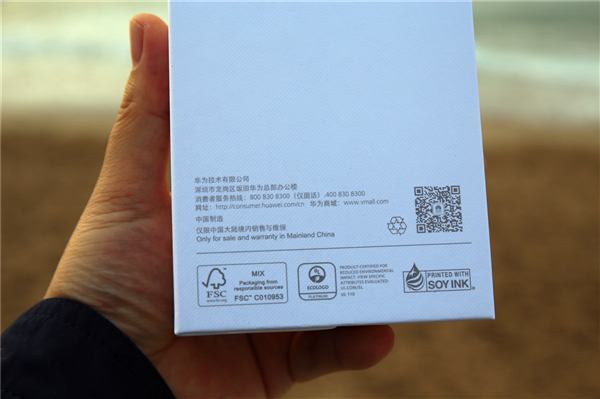华为P10钻雕蓝版本开箱图赏：这颜色够靓！