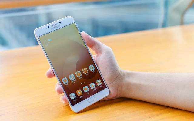 三星C7 Pro怎么装卡 三星C7 Pro插SIM安装教程